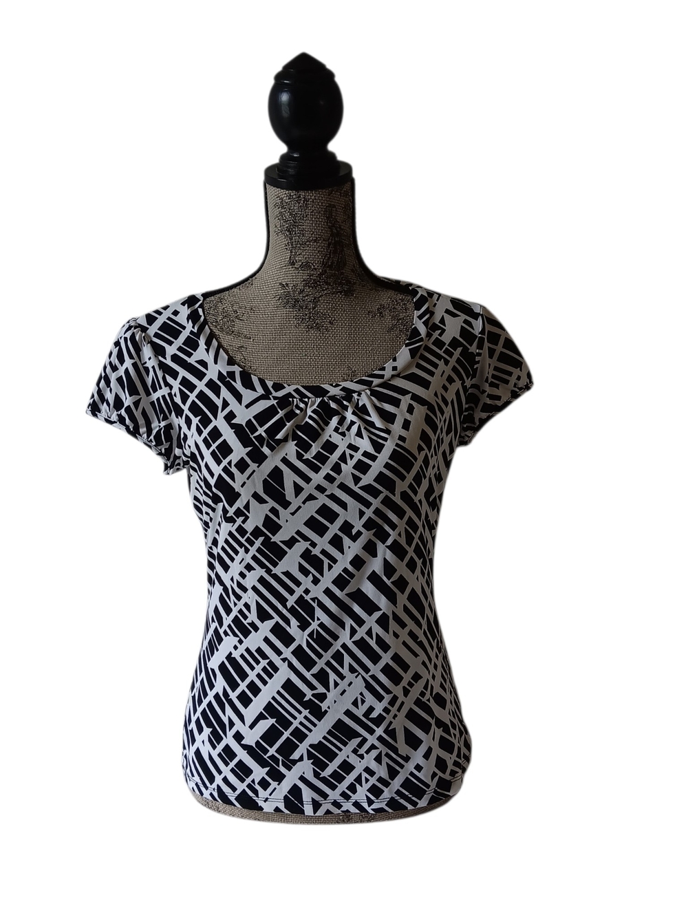 Worthington Black and White Geometric Short Sleeve Scoop Neck Top